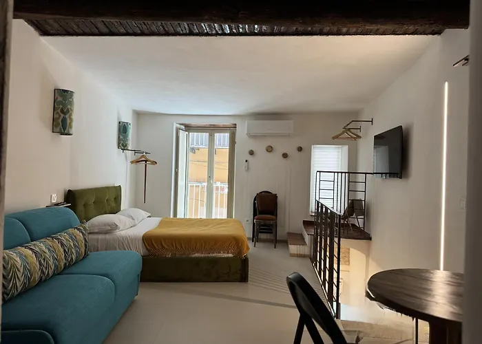 Profumo Storico 4* نابولي